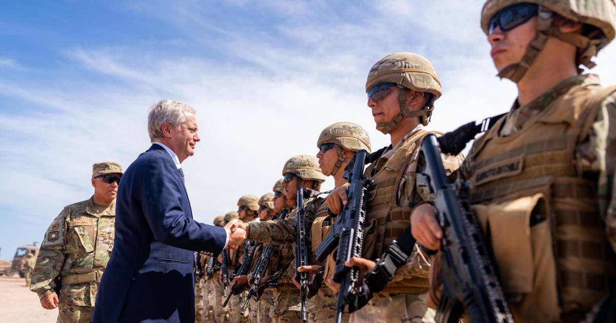 Chile endurece política migratoria mientras mantiene salud y educación a migrantes irregulares