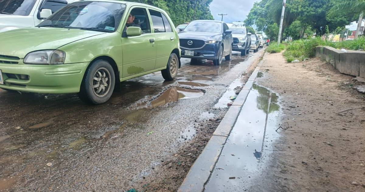 Conductores en Santa Cruz reportan daños y advierten riesgo por baches en calles