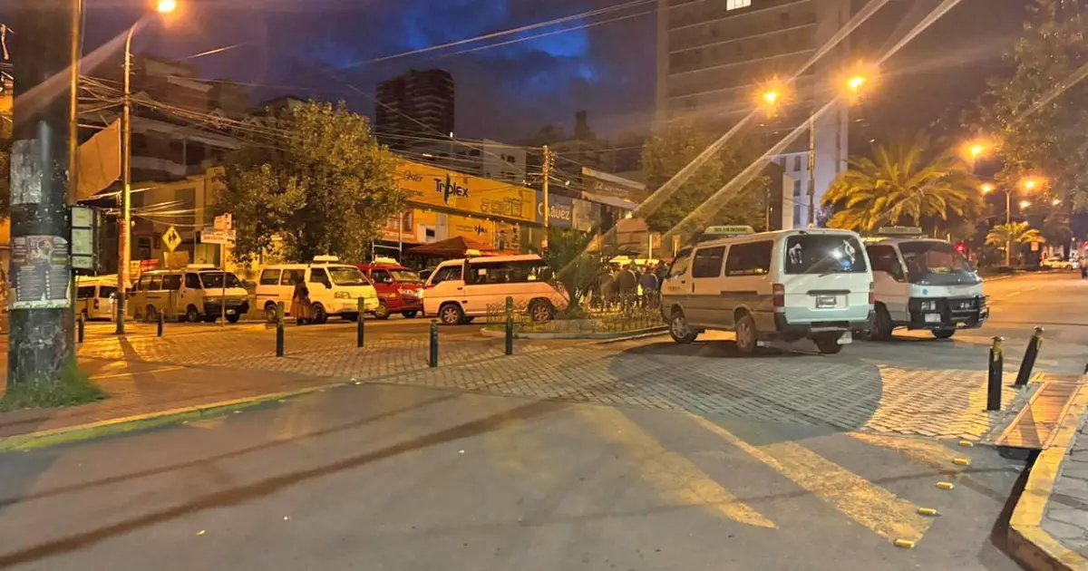 Choferes de La Paz y El Alto activan paro indefinido por aumento de gasolina Choferes de La Paz y El Alto activan paro indefinido por aumento de gasolina