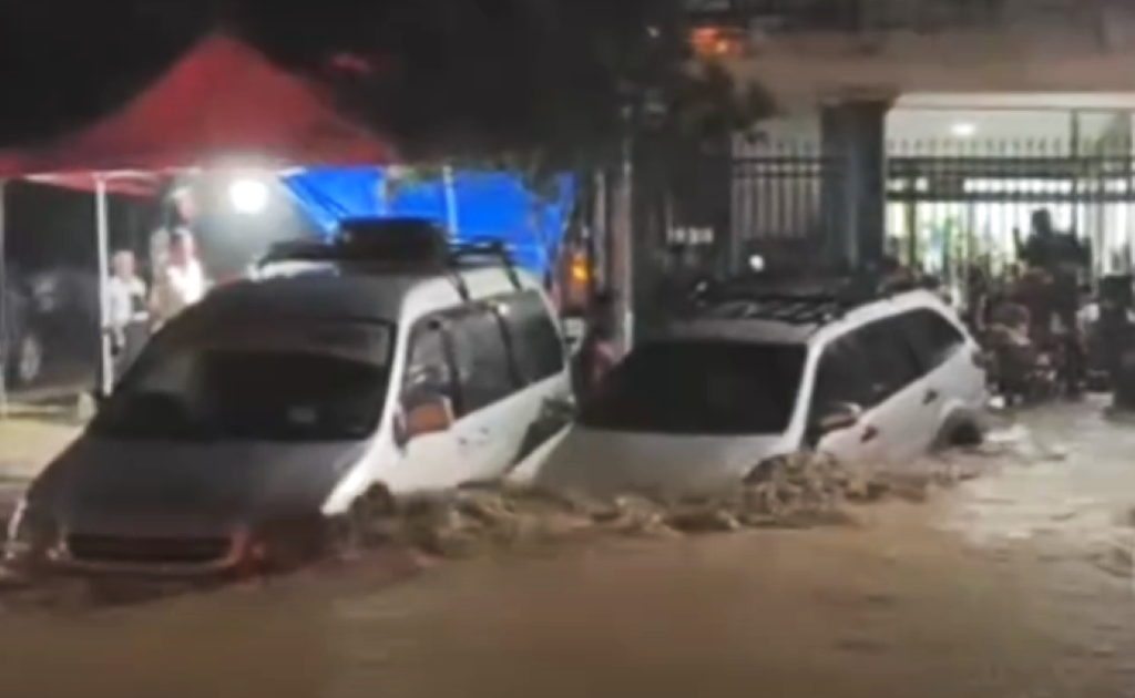 El Torno enfrenta caos por intensa lluvia que arrastra vehículos y anega calles