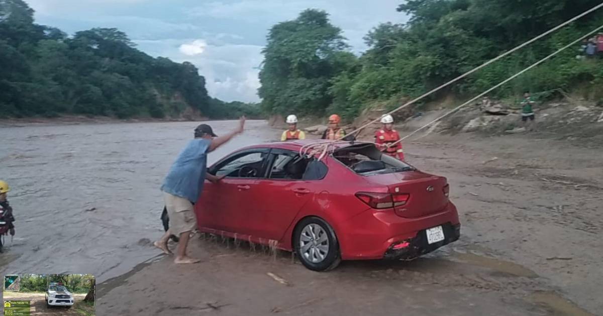 Conductor sale ileso tras arrastrar auto en Santa Cruz y video revela el incidente Conductor sale ileso tras arrastrar auto en Santa Cruz y video revela el incidente