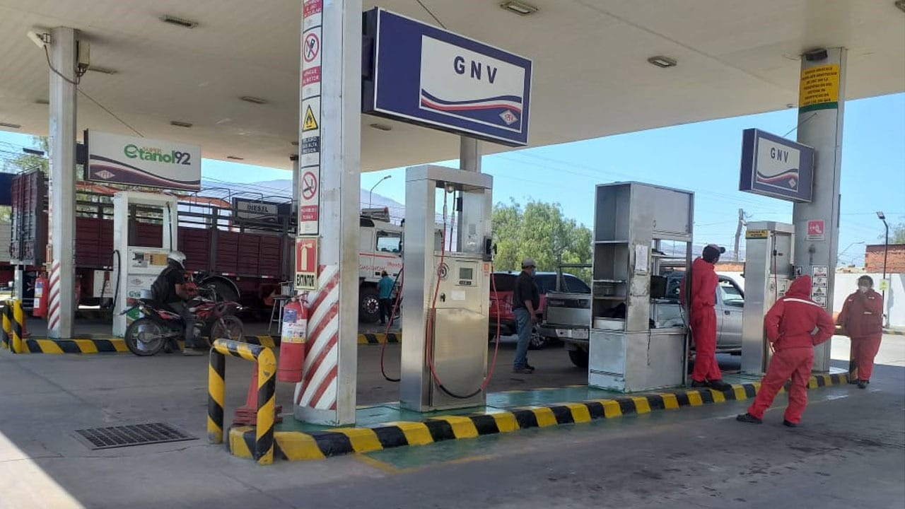 Surtidores de combustible en Bolivia advierten ilegalidad en acuerdo con transportistas