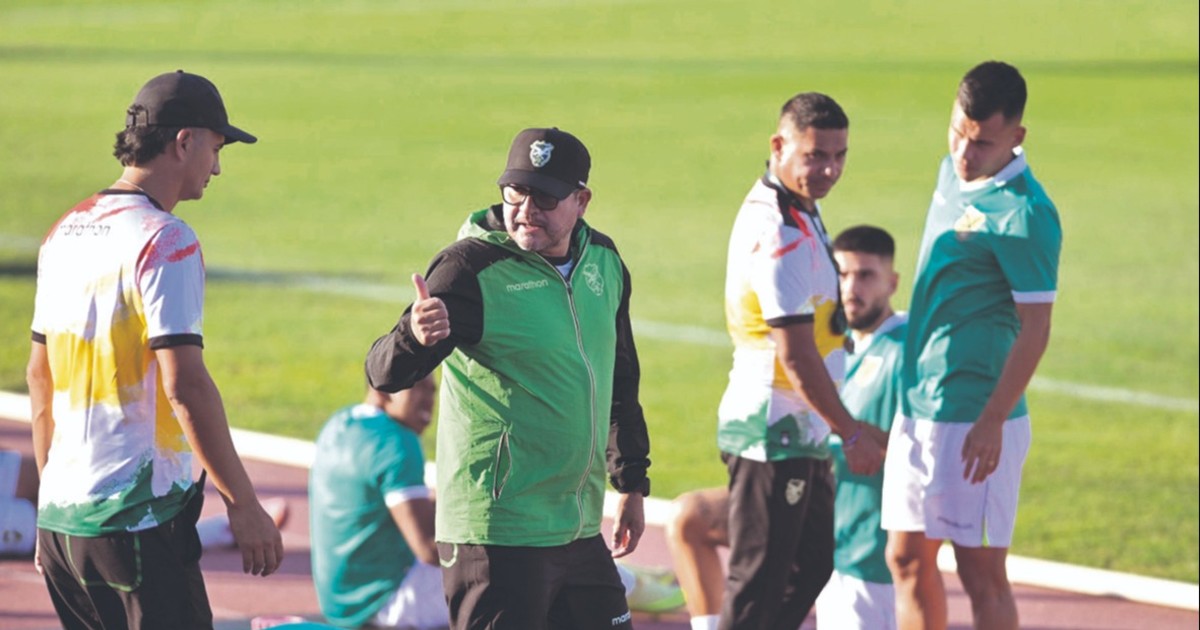 Óscar Villegas impulsa unidad en equipo para fortalecer al club boliviano Óscar Villegas impulsa unidad en equipo para fortalecer al club boliviano