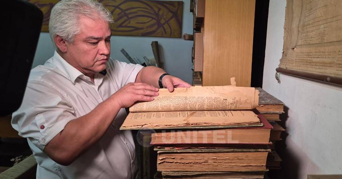 Enrique Rivero preserva archivos clave que mantienen viva la historia de Santa Cruz