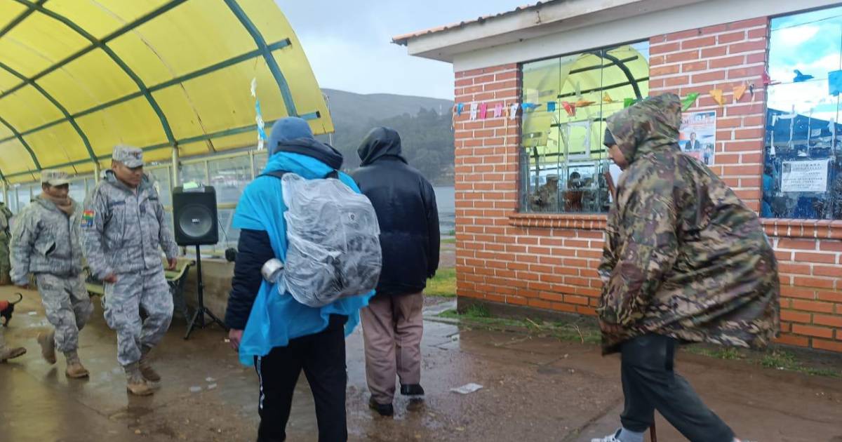 Peregrinos avanzan hacia Copacabana pese a intensa lluvia en Semana Santa Peregrinos avanzan hacia Copacabana pese a intensa lluvia en Semana Santa
