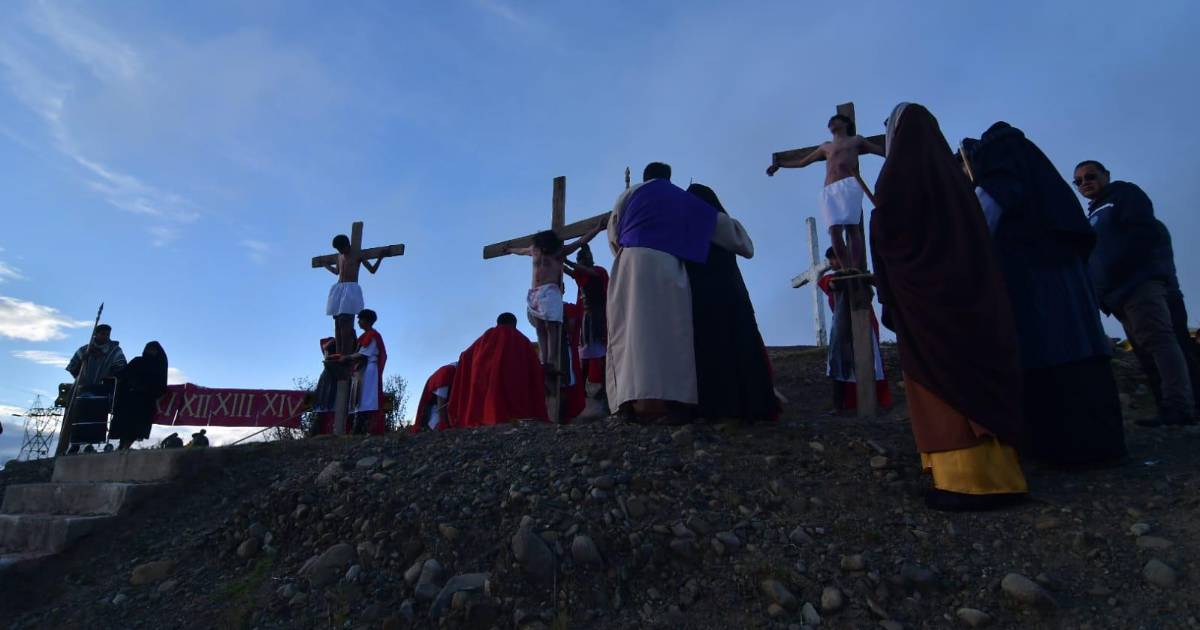 Fieles en Bolivia conmemoran la pasión de Jesús con tradiciones y oración