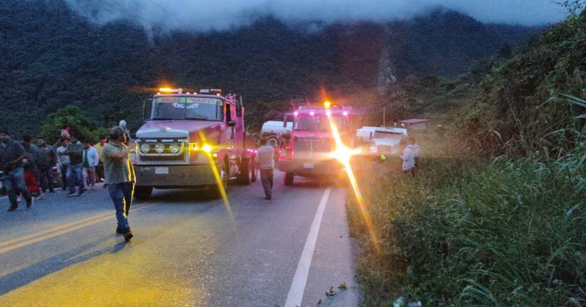 ABC informa que dos grúas retiran carro cisterna volcado en carretera