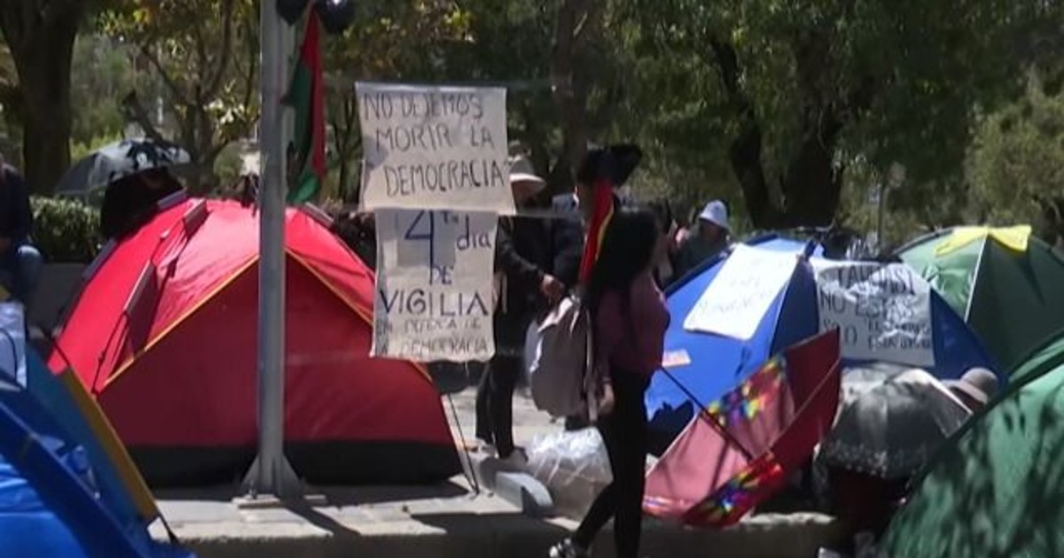 Seguidores de Yahuasi mantienen vigilia tras renuncia de NGP al balotaje Seguidores de Yahuasi mantienen vigilia tras renuncia de NGP al balotaje