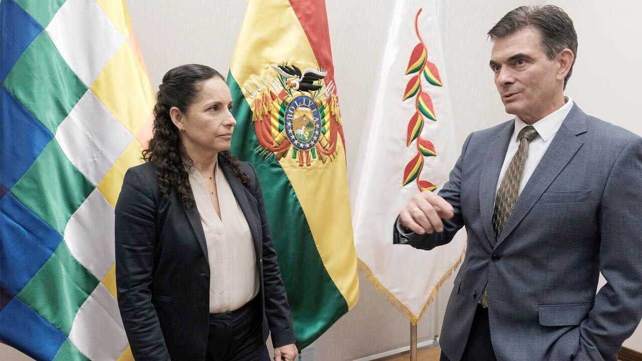 Rodrigo Paz posesiona a Claudia Cronenbold y ordena producir gasolina nacional Rodrigo Paz posesiona a Claudia Cronenbold y ordena producir gasolina nacional