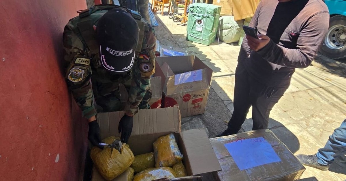 FELCN secuestra 300 kilos de droga y detiene a dos policías corruptos FELCN secuestra 300 kilos de droga y detiene a dos policías corruptos