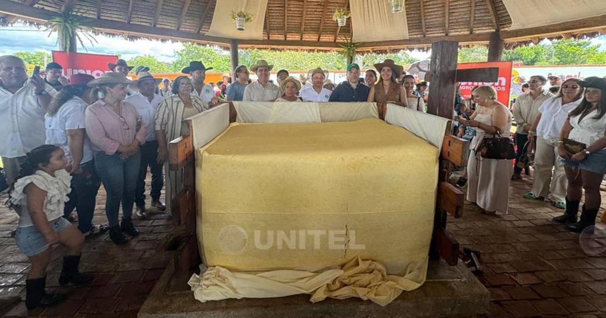 San Javier exhibe queso de más de 2.000 kilos como muestra productiva San Javier exhibe queso de más de 2.000 kilos como muestra productiva