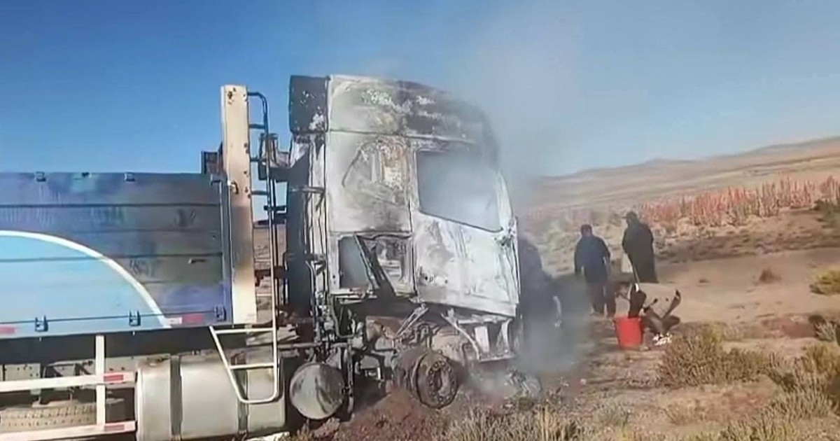 Choque entre tráiler y vagoneta deja varios heridos y un vehículo en llamas