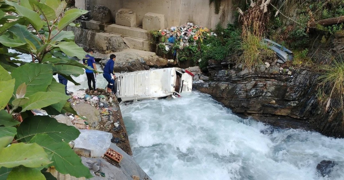 Un minibús cae al río en Quime y una bebé sigue desaparecida
