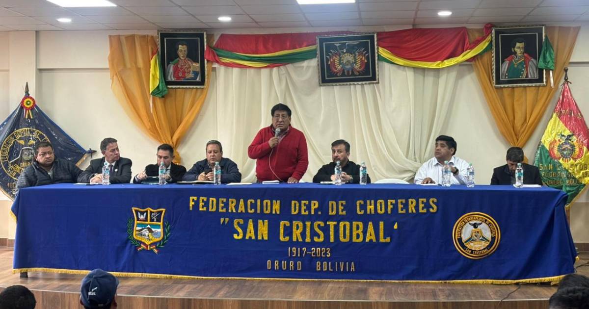 Gobierno se reúne con transportistas de Oruro por paro indefinido