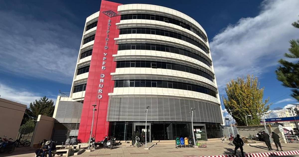 Transportistas y Gobierno retoman diálogo tras pruebas de gasolina en Oruro Transportistas y Gobierno retoman diálogo tras pruebas de gasolina en Oruro