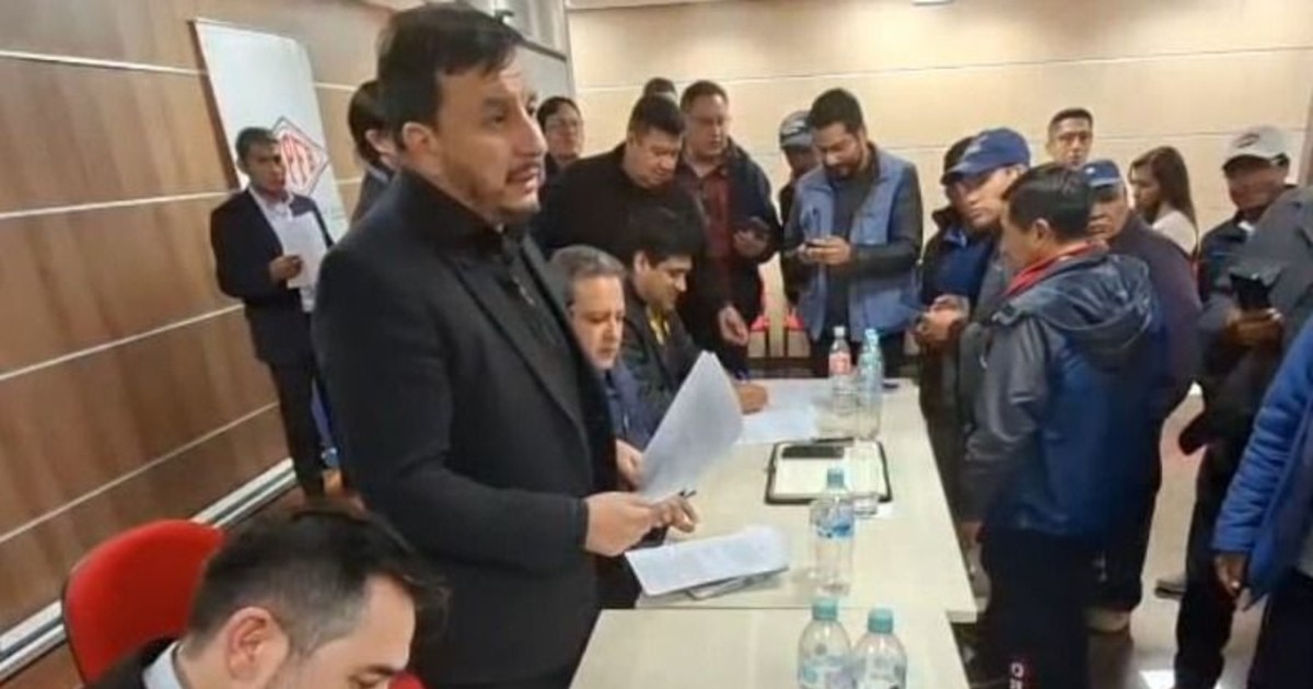 El ministro de Hidrocarburos firma 11 compromisos con choferes en Oruro