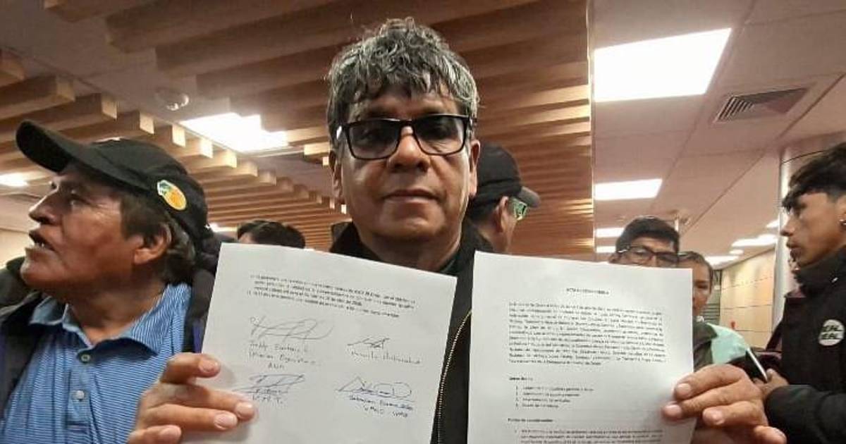 Gobierno y transportistas acuerdan mejoras y levantan paro en Oruro