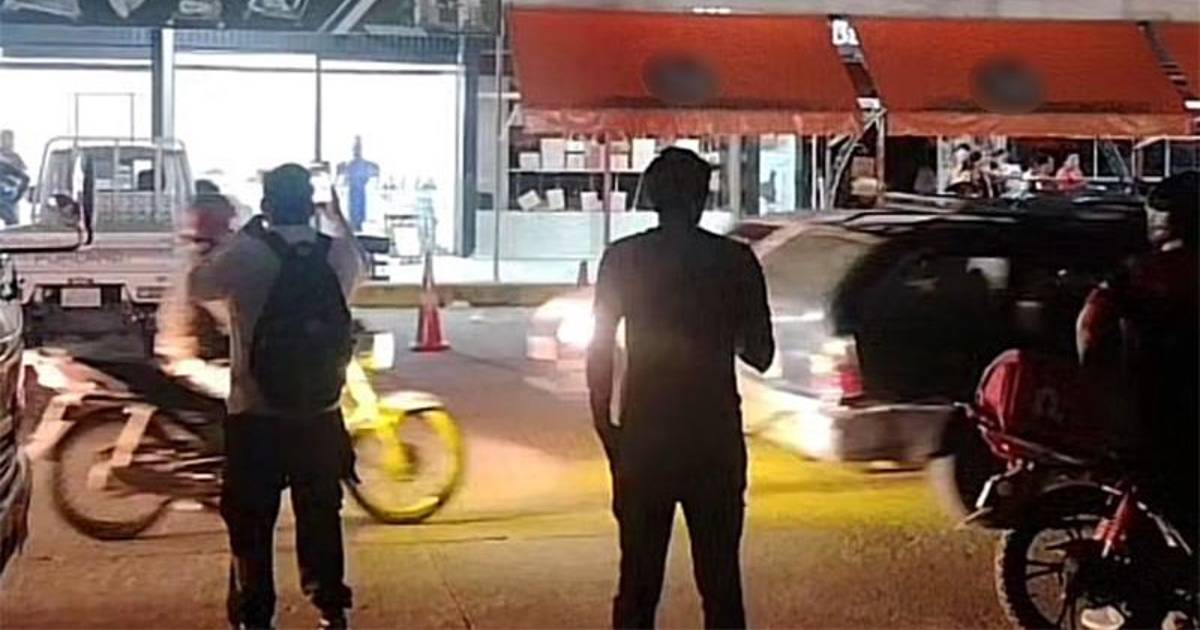 Bomberos combaten incendio en negocio cercano a feria de Barrio Lindo