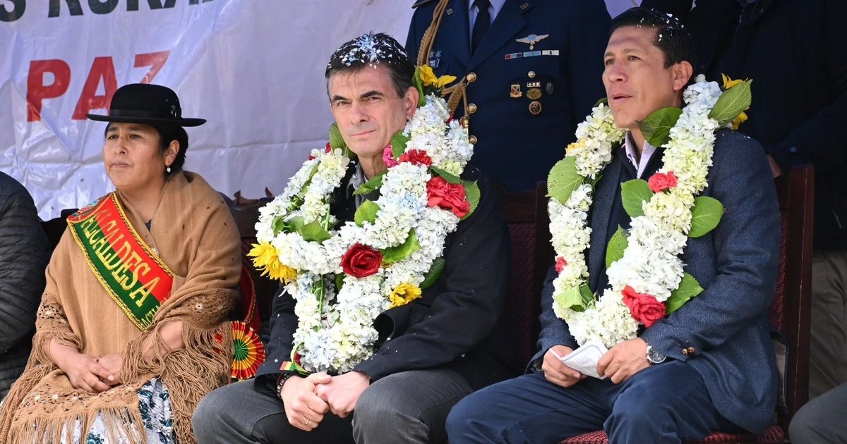 Rodrigo Paz enfrenta críticas y anuncia construcción de 12 puentes en Achacachi