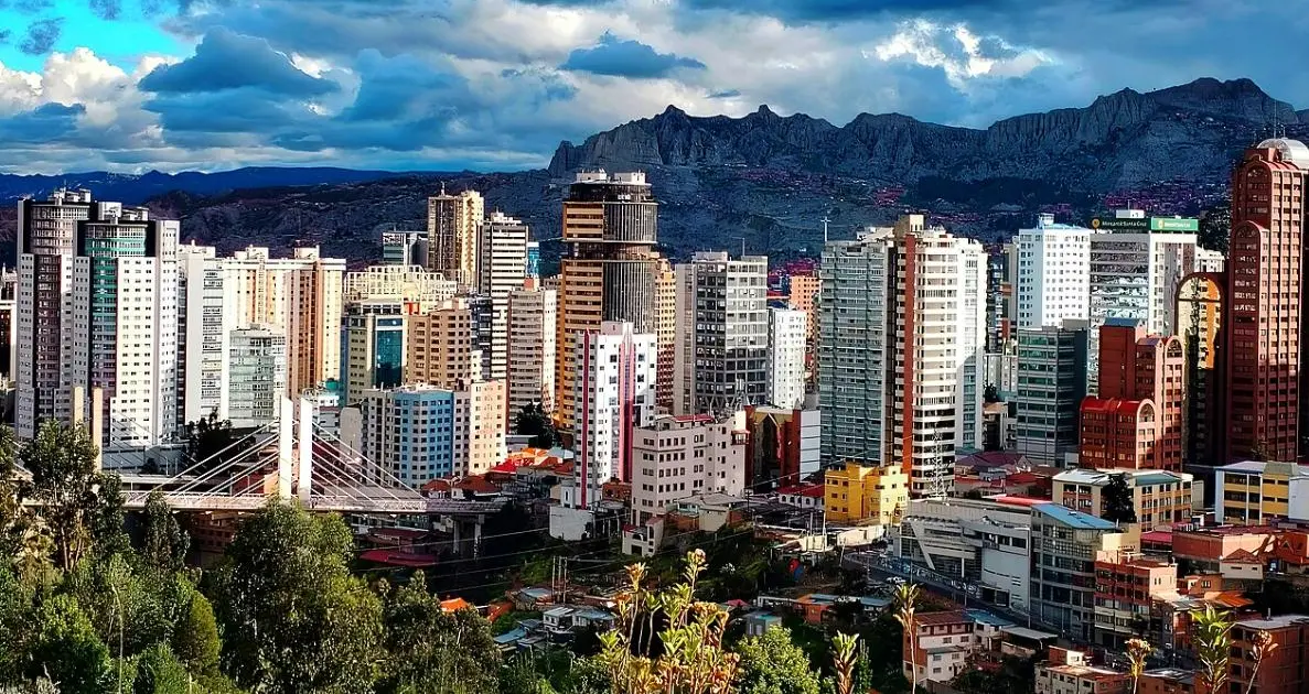 Granizo causa accidente y calles cubiertas en La Paz este viernes