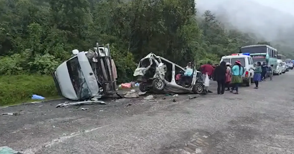 Choque en cadena en carretera Cochabamba-Santa Cruz causa un fallecido