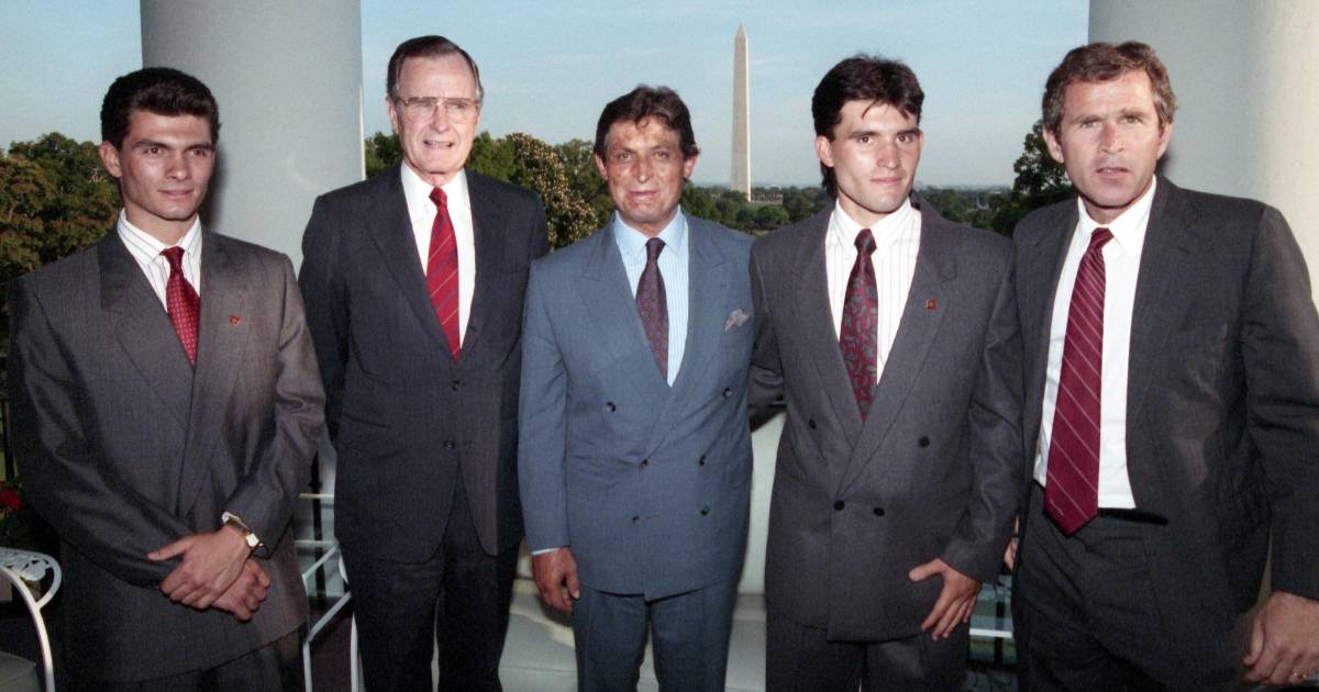 Jaime Paz Zamora regaló cruz a George H.W. Bush en 1990 en la Casa Blanca Jaime Paz Zamora regaló cruz a George H.W. Bush en 1990 en la Casa Blanca
