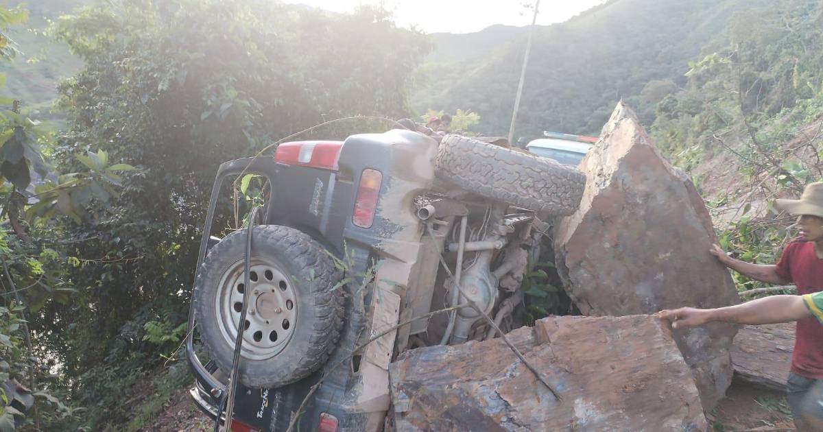 Deslizamiento arrastra vehículo en La Paz y deja herido al conductor, trasladado a hospital de Guanay