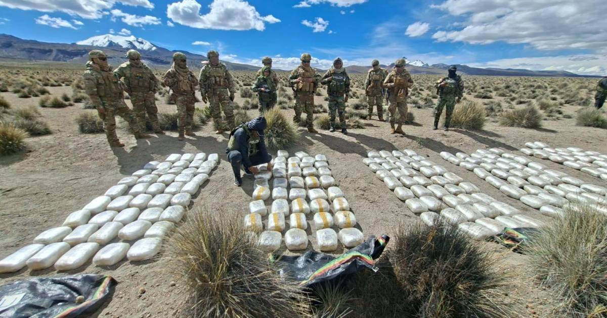 Militares bolivianos incautan 268 kilos de marihuana en vehículo abandonado en frontera con Chile