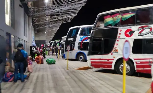 Terminal de El Alto suspende viajes a Cochabamba y Santa Cruz por bloqueo en puente de Parotani