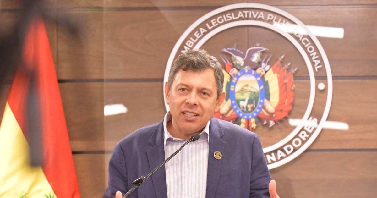 Presidente del Senado, Diego Ávila, sufre descompensación en acto por aniversario de Tarija y queda bajo evaluación médica Presidente del Senado, Diego Ávila, sufre descompensación en acto por aniversario de Tarija y queda bajo evaluación médica