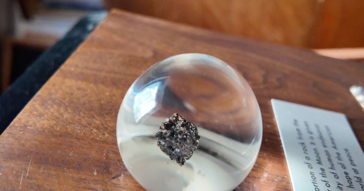 UMSA custodia fragmento de la Luna y bandera boliviana, símbolos del vínculo del país con las misiones Apolo. UMSA custodia fragmento de la Luna y bandera boliviana, símbolos del vínculo del país con las misiones Apolo.