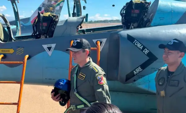 Presidente Paz realiza primer vuelo en caza K-8 y destaca integración con la ciudadanía
