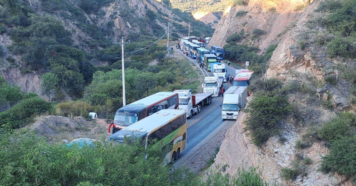 Transporte interdepartamental de Cochabamba suspende bloqueo en Parotani hasta medianoche