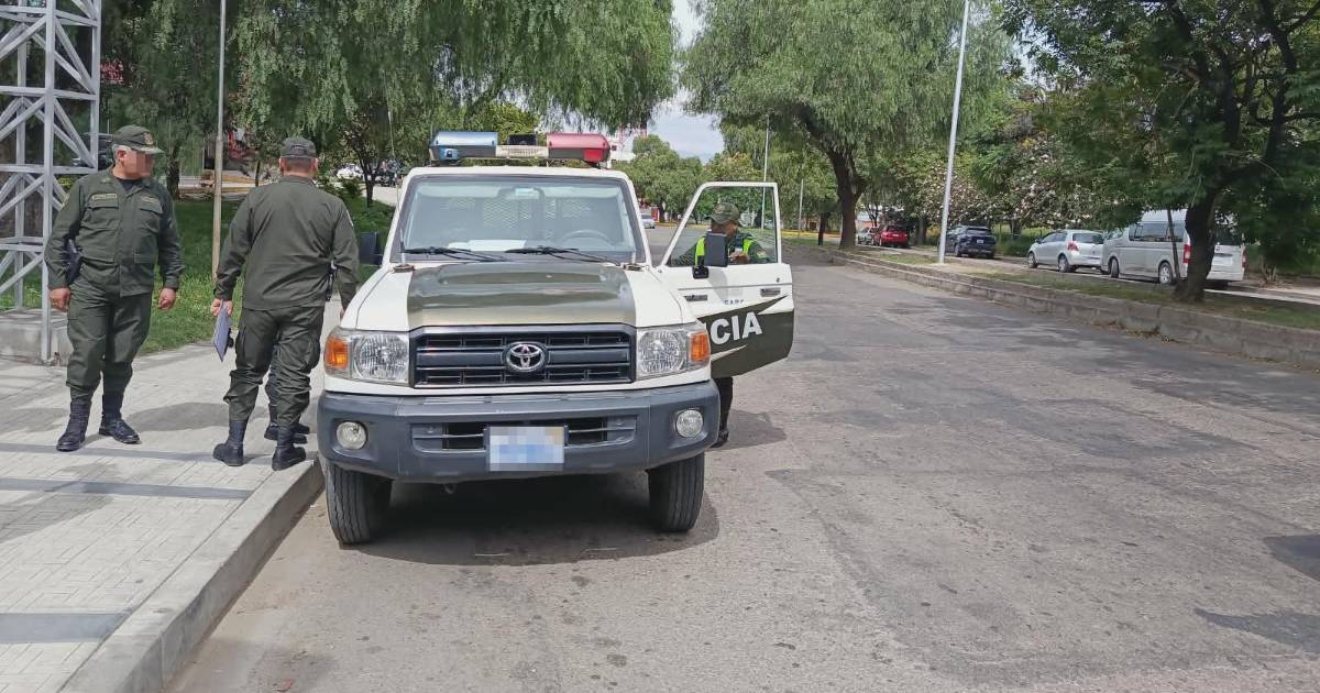 Conductor de minibús ofrece soborno a policías tras ser sorprendido cargando combustible ilegal en Cochabamba