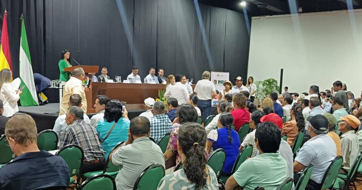Productores de Santa Cruz reciben 300 títulos ejecutoriales en acto oficial del INRA y CAO