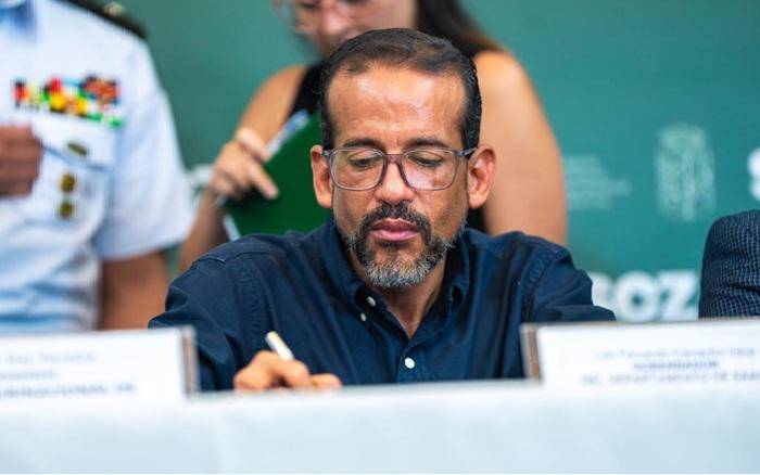 Camacho firma decreto para iniciar transición ordenada en Gobernación de Santa Cruz antes de segunda vuelta electoral