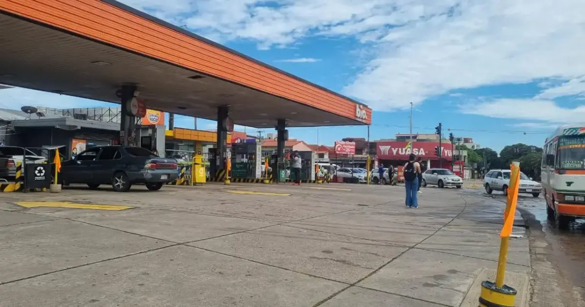 YPFB inicia descarga de 2 millones de litros de diésel para normalizar suministro en Santa Cruz este fin de semana