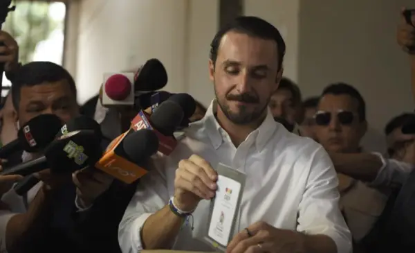 Juan Pablo Velasco vota en Santa Cruz y destaca despliegue para defender el voto en balotaje