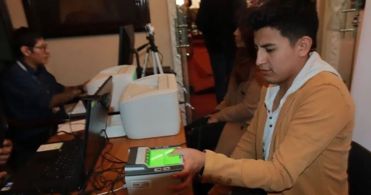 Bolivia evalúa implementar voto electrónico mixto en próximo padrón electoral