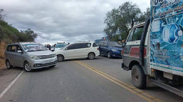 Protestas del transporte libre interrumpen circulación en tres tramos de Tarija