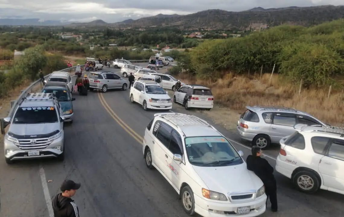 Transporte libre mantiene paro y bloqueos en Tarija hasta que presidenta de YPFB llegue a resolver crisis de gasolina