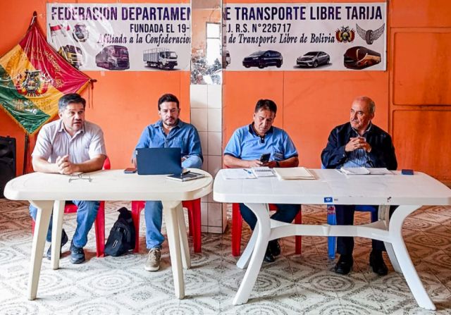 Comisión técnica de ABC negocia con dirigentes del transporte para restablecer tránsito en Tarija