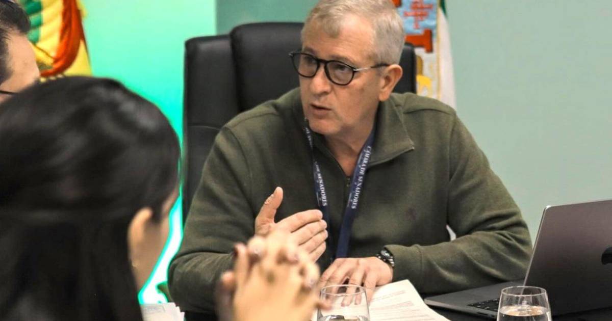 En medio de filas por diésel, senador plantea privatización para solucionar problemas estructurales