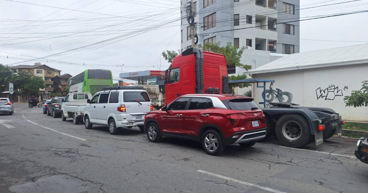 Transportistas en Santa Cruz, Cochabamba y La Paz forman largas filas y pernoctan en estaciones de servicio por falta de combustible