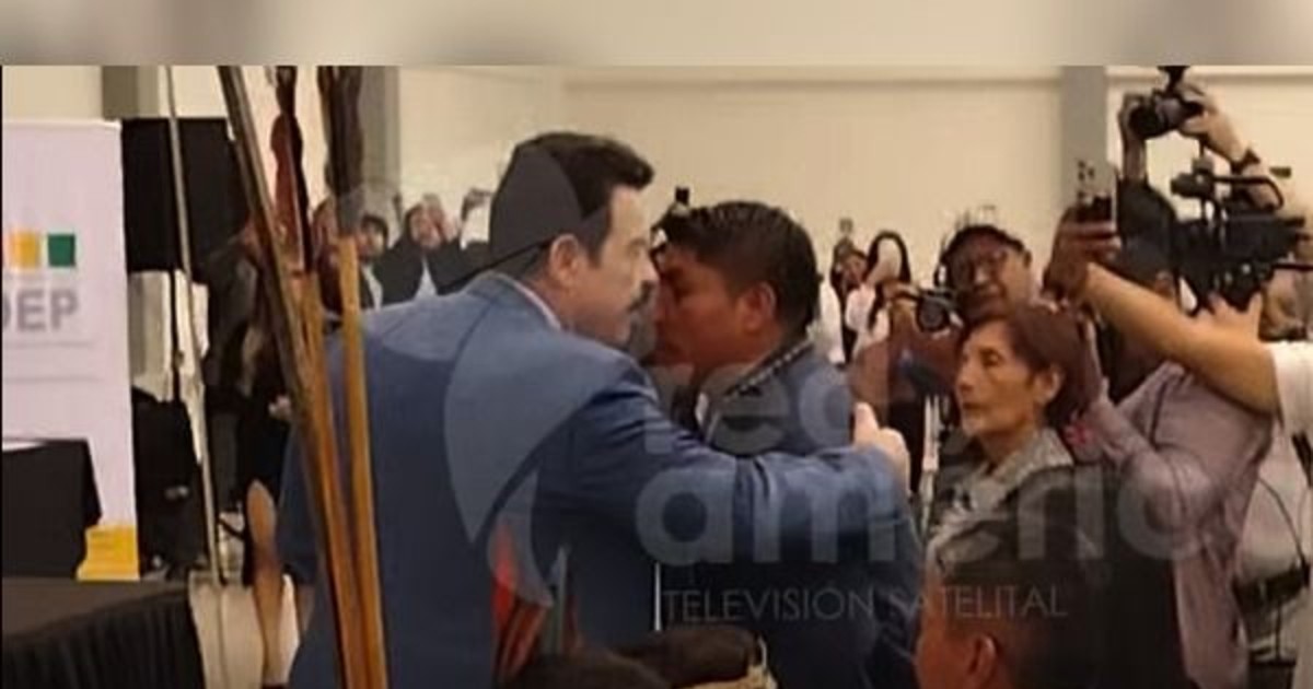 Leonardo Loza y Manfred Reyes Villa sorprenden con apretón de manos en acto de entrega de credenciales