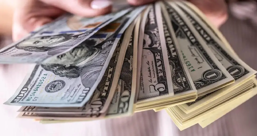 Ministro Espinoza afirma que el dólar se mantiene en un rango estable pese a la subida del paralelo