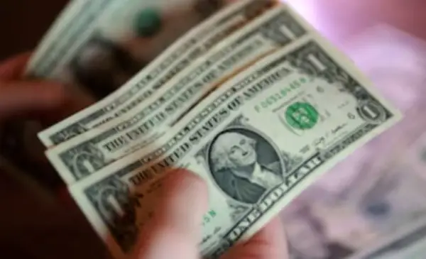 El dólar paralelo en Bolivia registra leve alza y supera Bs 10 en compra y venta