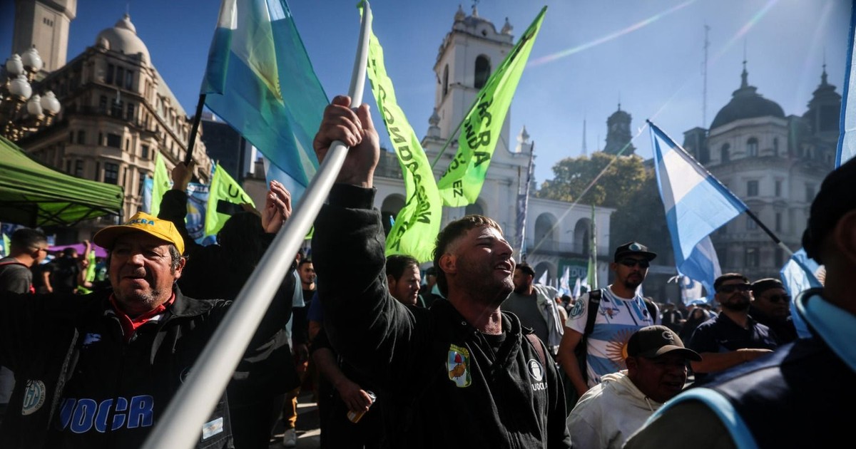 La CGT moviliza a miles en Plaza de Mayo contra el programa económico de Javier Milei