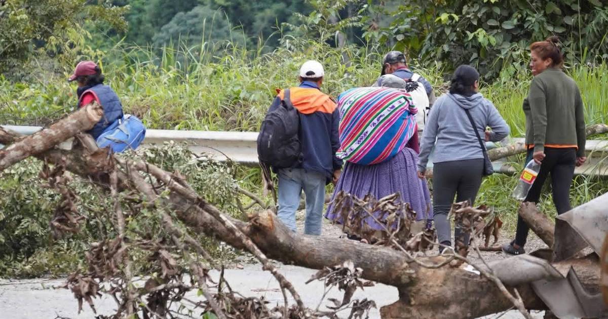 Transportistas mantienen bloqueos en Caranavi exigiendo mejor calidad de gasolina y reparación de carreteras