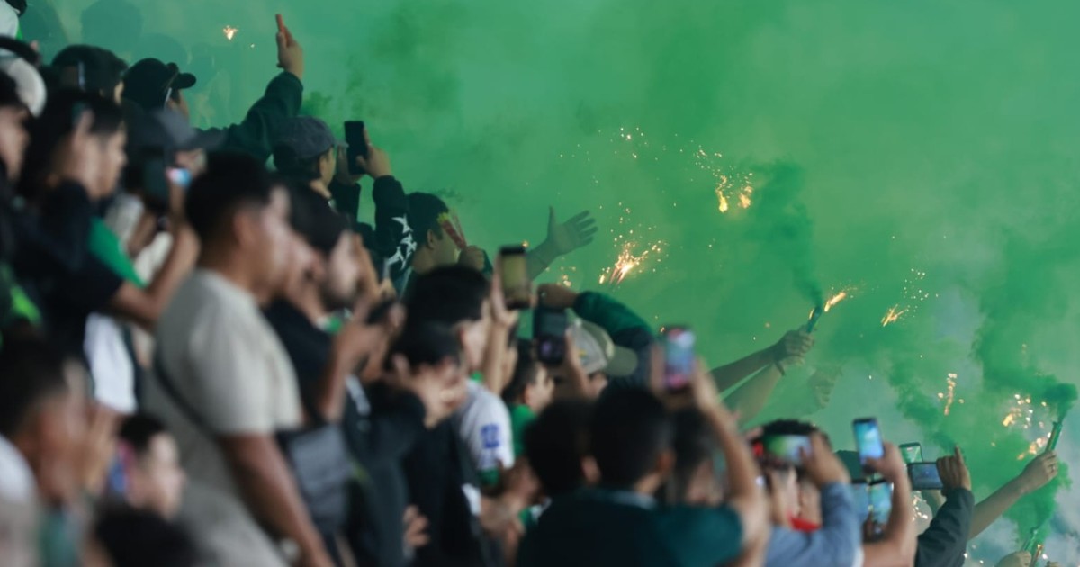 Federación Boliviana de Fútbol sanciona a Oriente Petrolero por lanzamiento de objetos y bengalas en el Tahuichi